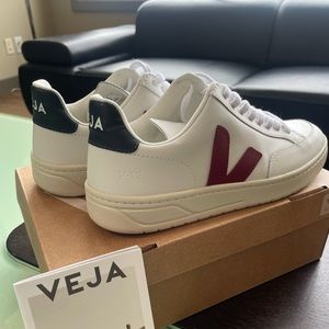 VEJA V-12 leather sneakers, like NEW